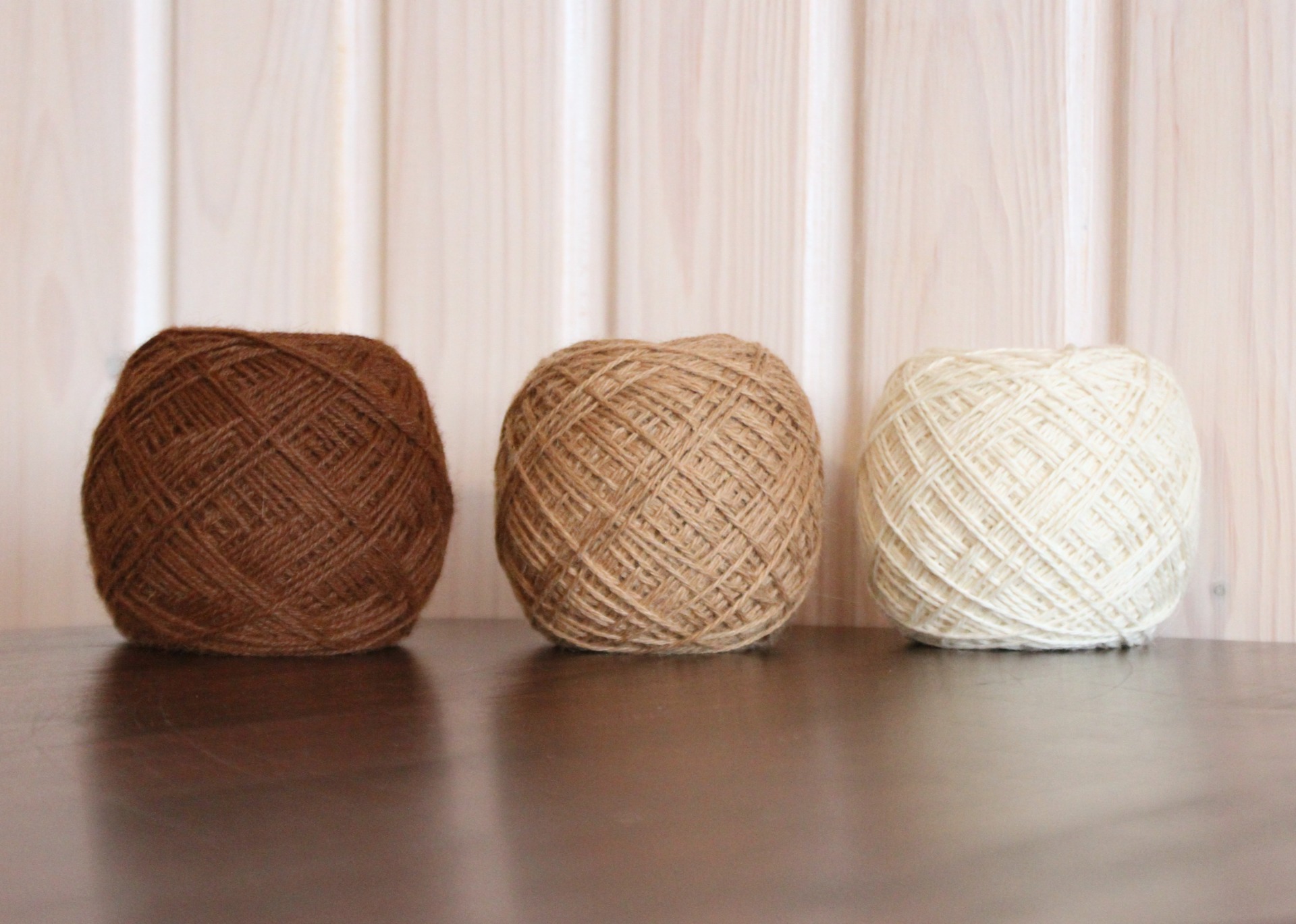 Tummanruskea, fawn ja luonnonvalkoinen alpakkalanka